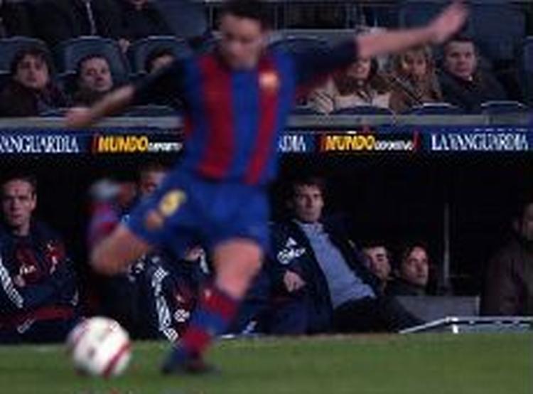 En skuffet Michael Laudrup og Brøndby så for det meste kun ryggen af Barcalona kampen igennem. - Foto: Finn Frandsen 
