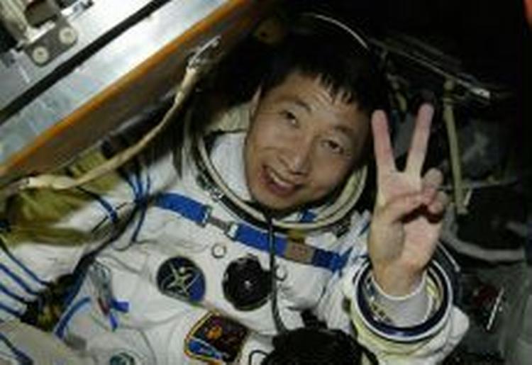 Yang Liwei var den første kineser i rummet. Spørgsmålet er nu hvem den første dansker bliver. - Foto: AP 