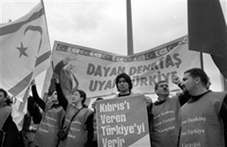 Tusinder af tyrkere hyldede Rauf Denktash, lederen i tyrkiske del af Cypern, da han torsdag besøgte Ankara. - Foto: AP 