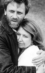 Stærke følelser. Daniel Craig som den maskuline, men svage håndværker Darren, der vækker stærke følelser hos den over 30 år ældre May. Hun spilles af Anne Reid. - Foto: Camera Film 