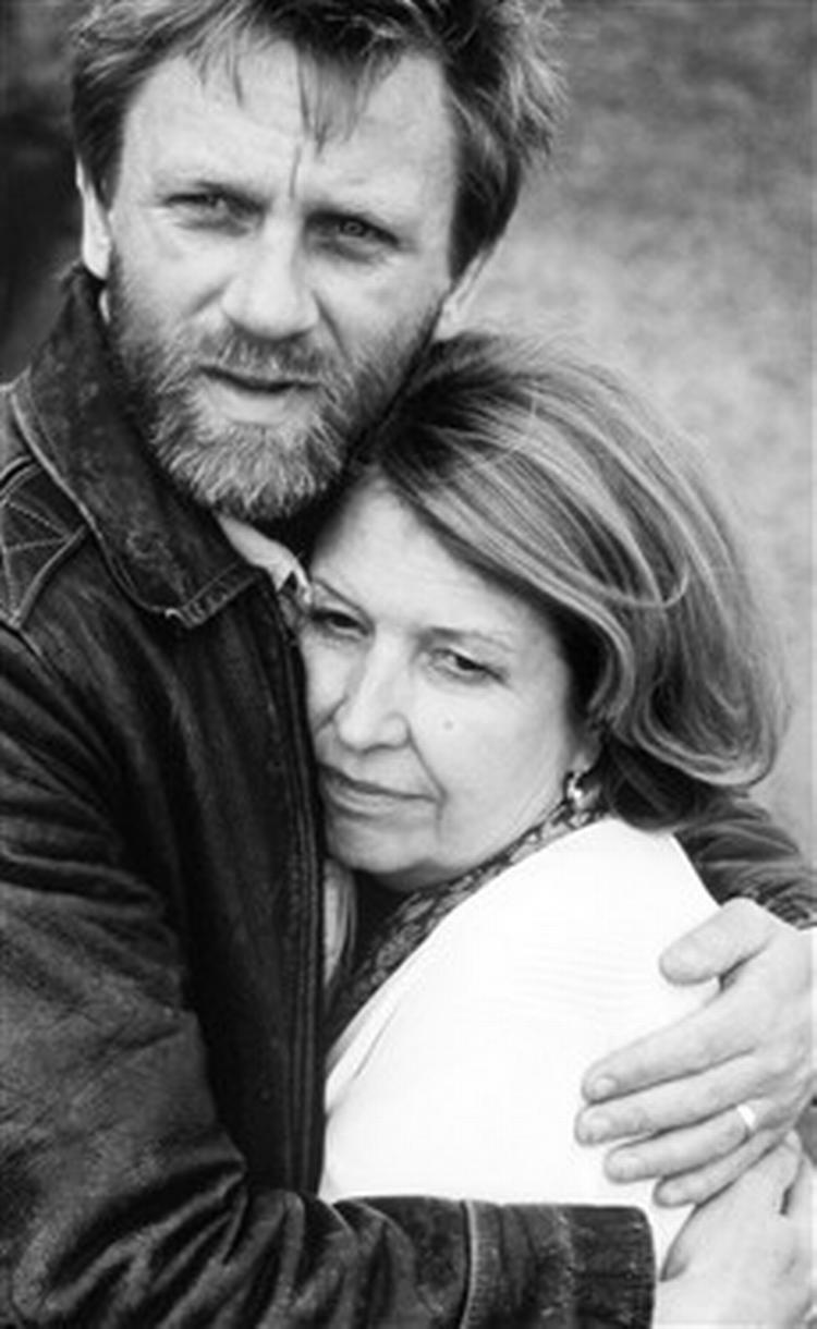 Stærke følelser. Daniel Craig som den maskuline, men svage håndværker Darren, der vækker stærke følelser hos den over 30 år ældre May. Hun spilles af Anne Reid. - Foto: Camera Film 