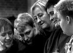 Fælleskab. Der bliver ikke talt meget om solidaritet blandt de ansatte. Men de eksemplificerer ordet i deres omgangstone og i deres håndtering af fyringstruslen. - Foto: Øst for Paradis 
