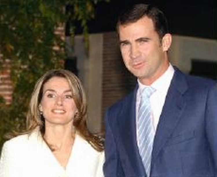 Spaniens kronprins Felipe og tv-journalisten Letizia Ortiz. - Foto: AP 