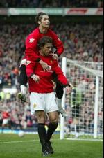 Nistelrooy nederst hyldes af Cristiano Ronaldo. - Foto: AP 