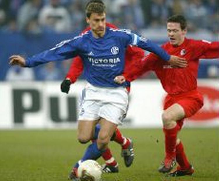 Se selv, Ebbe Sand har bolden i kampen mod Freiburg. - Foto: AP 