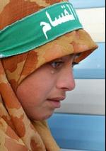 En kvinder sørger over et familiemedlem, der døde søndag under Israels angreb i Gaza-striben. - Foto: AP 