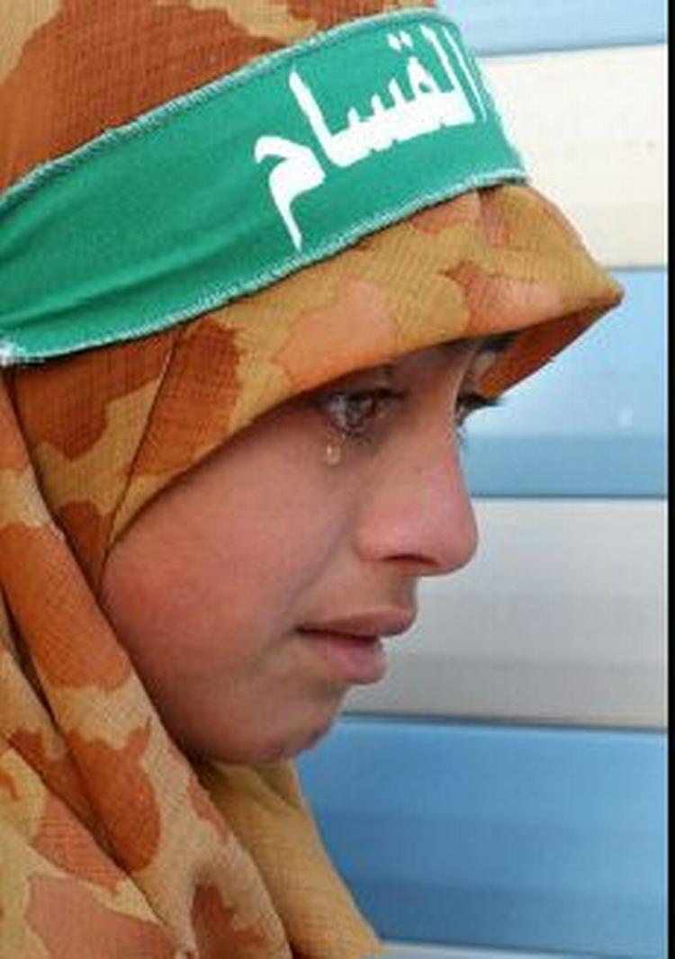 En kvinder sørger over et familiemedlem, der døde søndag under Israels angreb i Gaza-striben. - Foto: AP 