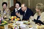 Den russiske præsident Putin siger, at den gas, der blev pumpet ind i teateret under gidselaktionen i Moskva, var 'uskadelig'. - Foto: AP 