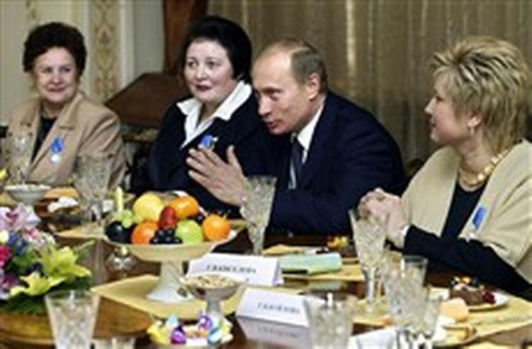 Den russiske præsident Putin siger, at den gas, der blev pumpet ind i teateret under gidselaktionen i Moskva, var 'uskadelig'. - Foto: AP 