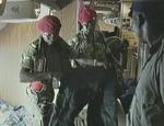Zimbabwes myndigheder undersøger det materiel, som blev fundet ombord på flyet. - Foto: AP 