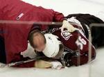 Steve Moore måtte en tur på hospitalet efter en voldsom tackling. - Foto: AP 