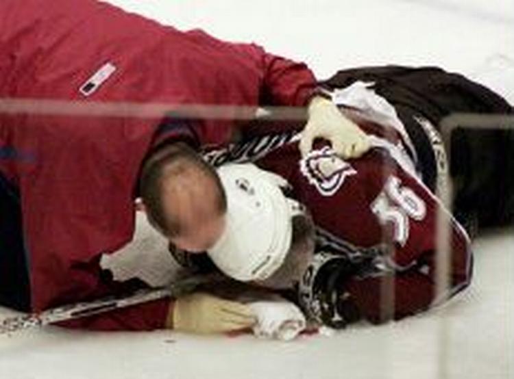 Steve Moore måtte en tur på hospitalet efter en voldsom tackling. - Foto: AP 