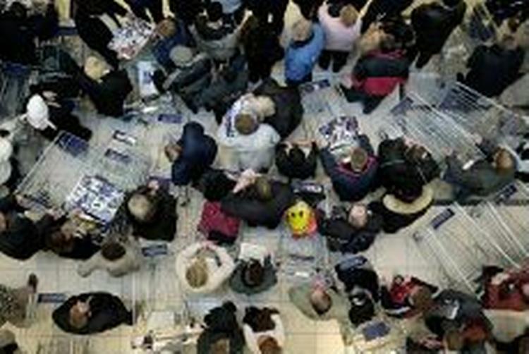 Tusindvis af kunder var troppet op i det nye center for at få del i åbningstilbudene. - Foto: Peter Hove Olesen 