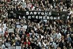 Forskerne på gaden i Paris. - Foto: AP 