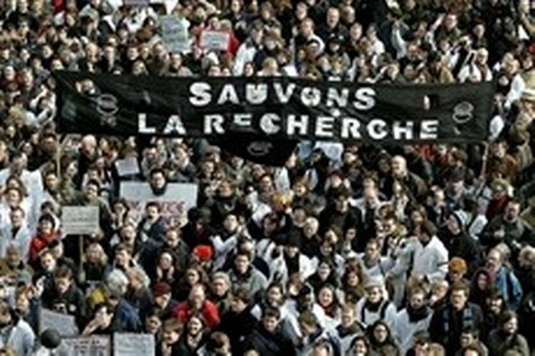 Forskerne på gaden i Paris. - Foto: AP 