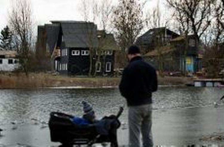 Udsigt til nogle af de boliger, som Christianiaudvalget vil have fjernet. - Foto: Finn Frandsen 