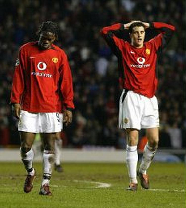 Louis Saha og John O'Shea går skuffet fra banen efter det uafgjorte resultat mod FC Porto. - Foto: AP 