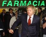 En sammenbidt Oliver Kahn ankommer sammen med sine holdkammerater til Madrid. - Foto: AP 