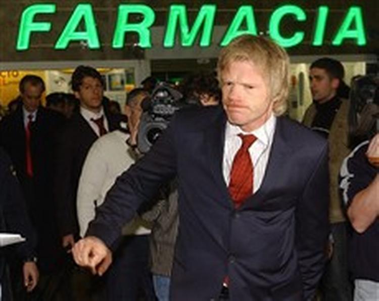En sammenbidt Oliver Kahn ankommer sammen med sine holdkammerater til Madrid. - Foto: AP 