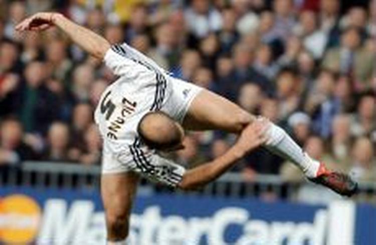Zidane slår krølle på sig selv for at puffe Salgados oplæg i kassen. - Foto: AP 