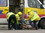 En mand får førstehjælp efter aktionen ved Atocha-stationen i centrum af Madrid. Spanske politikere peger på ETA, som gerningsmænd til bomberne. - Foto: AP 