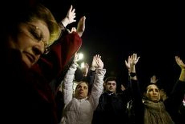På pladsen Puerto del Sol udbrød der spontane demonstrationer med råb som »død over ETA«.   Foto: Jan Grarup 