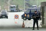 Spansk politi øgede bevogtningen ved grænsen til Frankrig efter terrorbomberne i Madrid. Det danske udenrigsministrum følger situationen nøje. - Foto: AP 
