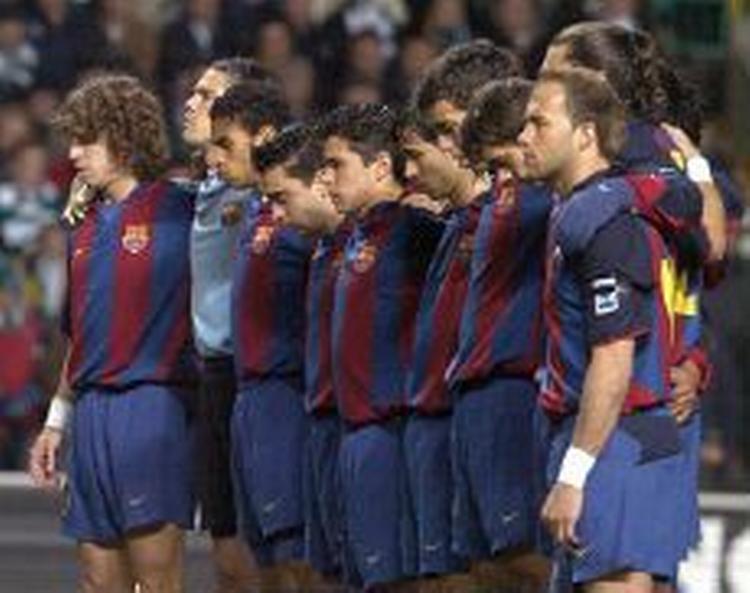 Barcelonas spilllere under det tyste minut for ofrene for terroren i Madrid. - Foto: AP 