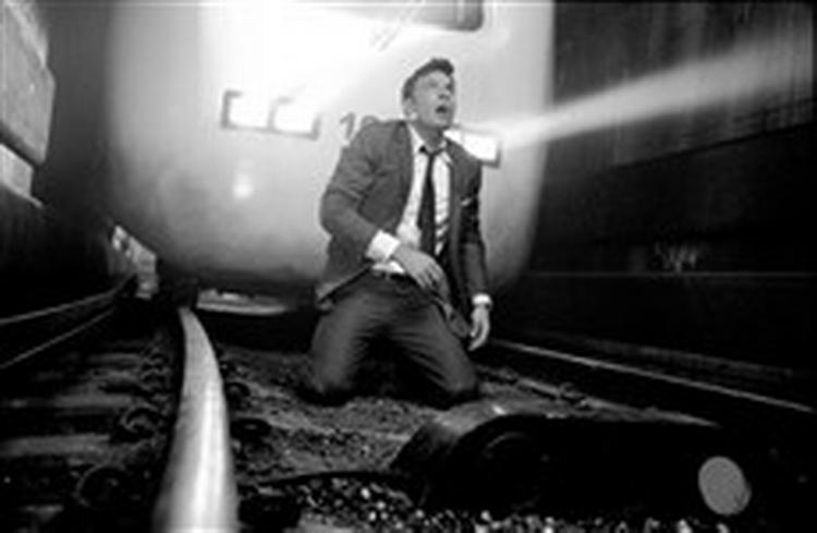 Actionmættet. Nogen eftertænksom filosof er John Woo ikke, men åndeløs action forstår han at lave. Og nogle gange er det jo det, man har brug for. - Foto: UIP 