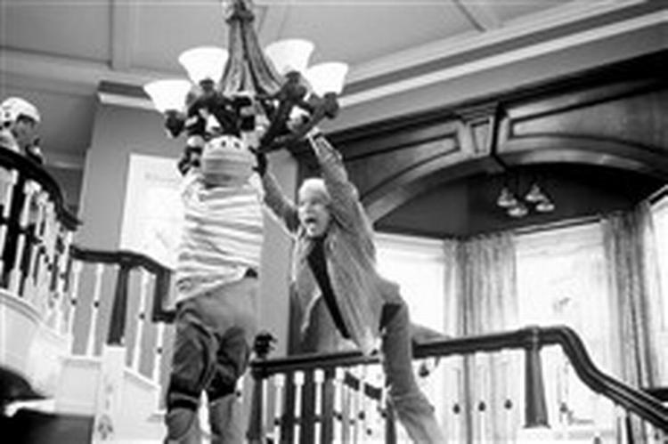 Kaos. Naturligvis er en film som 'Det vilde dusin' præget af godmodige ødelæggelser, her med Steve Martin i rollen som stresset far. Helt forløst bliver løjerne dog aldrig. - Foto: SF/Fox Film 
