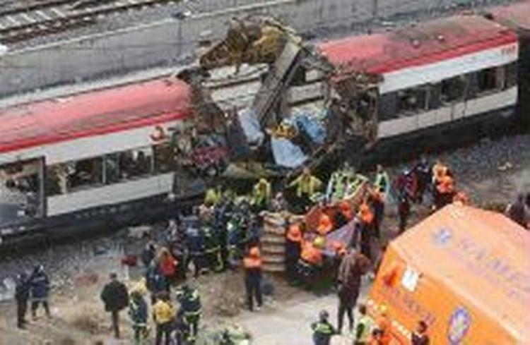 198 mennesker blev dræbt og 1500 såret, da 10 bomber eksploderede i fire regionaltog i Madrid. - Foto: AP 