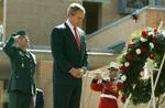 Bush deltog fredag i en ceremoni til minde om ofrene. - Foto: AP 