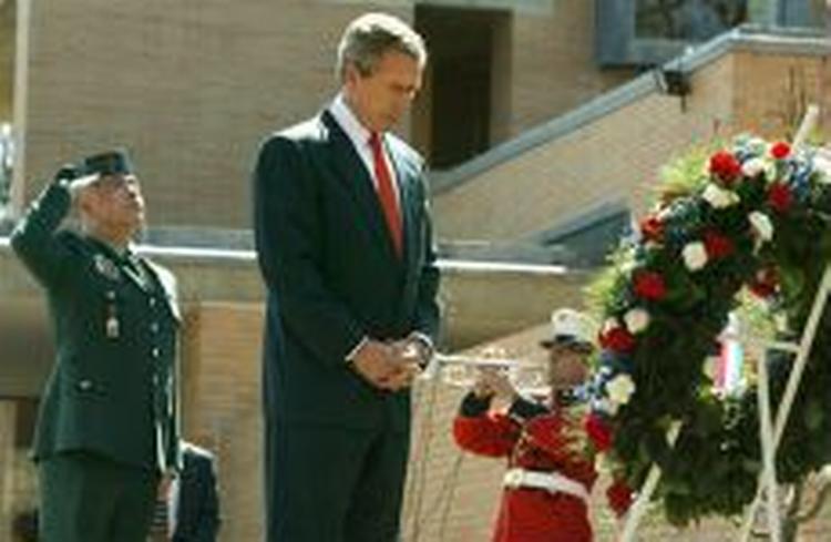 Bush deltog fredag i en ceremoni til minde om ofrene. - Foto: AP 