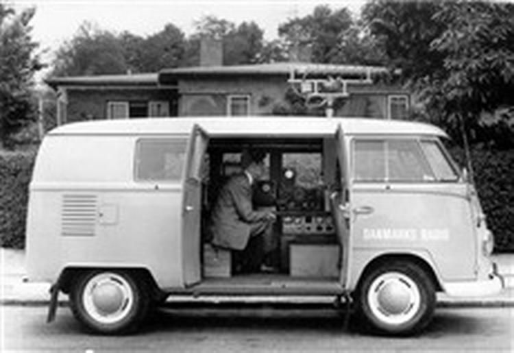 I årevis kunne frygten for pejlevognen få danskerne til at slukke for tv et, når det ringede uanmeldt på døren. - Arkivfoto: Polfoto 