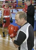 Putin trak i boksehandlkerne og trænede sammen med bokselandsholdet efter valget. - Foto: AP 