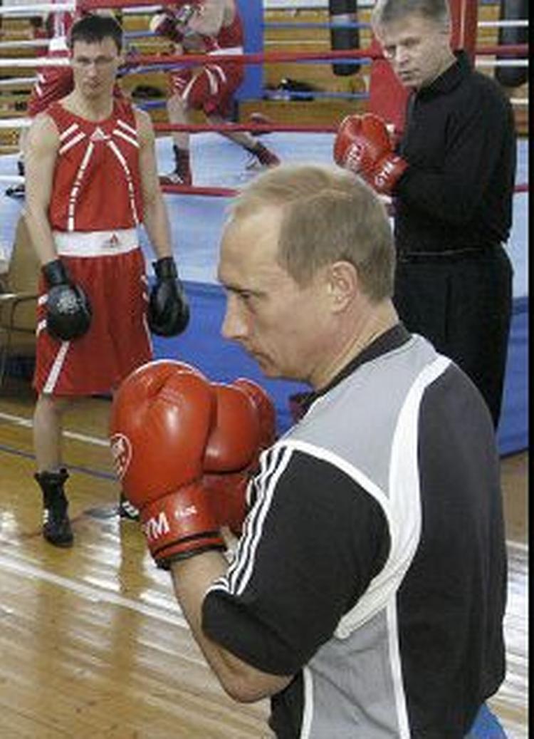 Putin trak i boksehandlkerne og trænede sammen med bokselandsholdet efter valget. - Foto: AP 