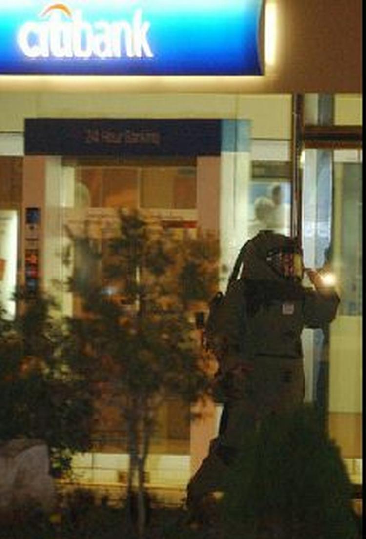 Politiet bragte den lille tidsindstillede bombe til eksplosion på stedet. - Foto: AP 