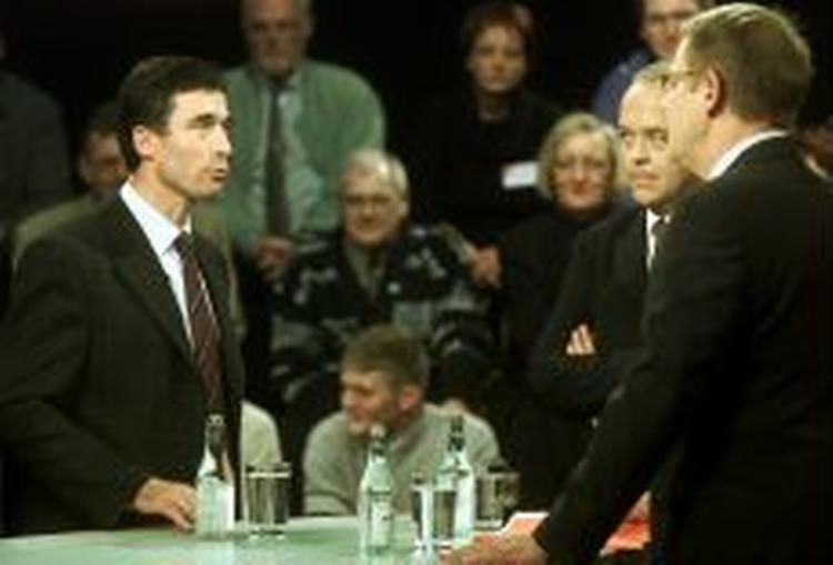 Valgkampen i 2001 kostede 70 millioner kroner. Den kommende valgkamp, der seneste går i gang i 2005 kommer til at koste mindst 100 millioner kroner. - Arkivfoto: Kim Nielsen 