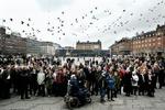 To minutters stilhed på Rådhuspladsen i København, hvor et par hundrede danskere viste deres sympati med ofrene for terrorbomberne i Madrid. - Foto: Thomas Borberg 