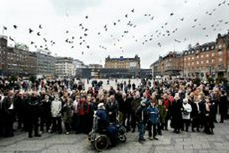 To minutters stilhed på Rådhuspladsen i København, hvor et par hundrede danskere viste deres sympati med ofrene for terrorbomberne i Madrid. - Foto: Thomas Borberg 