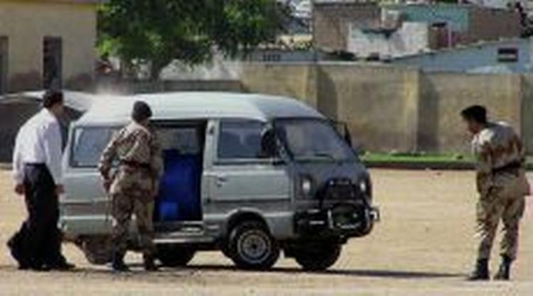 Bilen blev fundet uden for det amerikanske konsulat i havnebyen Karachi. - Foto: AP 