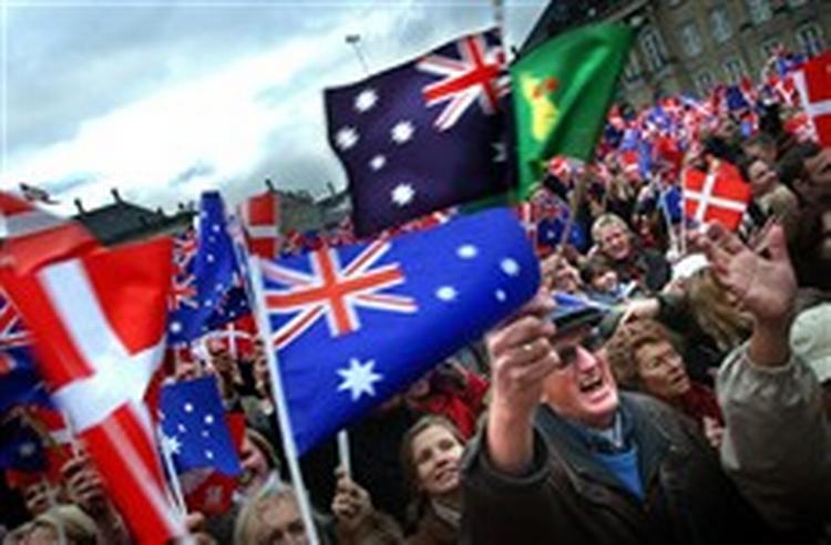 Forlovelsen blev fejret på Amalienborg SLotsplads den 8. oktober, og mange australier råbte Aussie, Aussie. - Foto: Finn Frandsen 