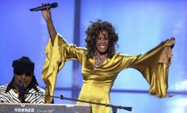 Whitney sammen med Stevie Wonder i et tv-show i maj sidste år. - Foto: AP 