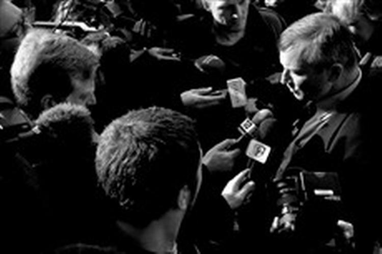Den tidligere Farumborgmester Peter Brixtofte mødte ved den første dag i retssagen mod sig et massivt opbud af pressefolk.   Foto: Peter Hove Olesen 