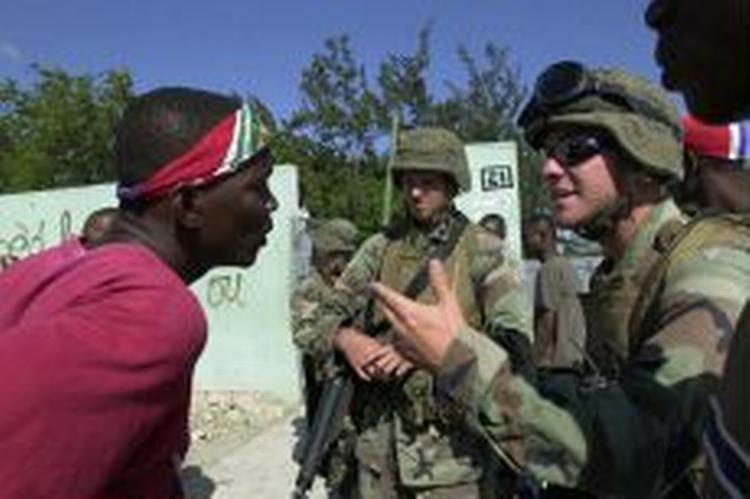 Amerikanske marinesoldater i Port-au-Prince. - foto: AP 
