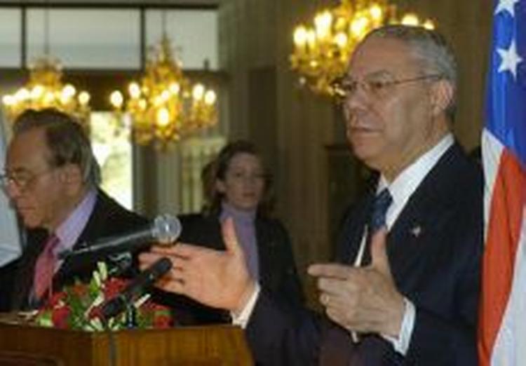 Colin Powell er på besøg i Pakistan. - Foto: AP 