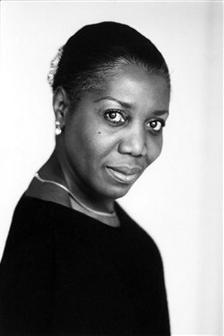 På glatis. Etta Cameron er gospelsangerinde af format. Til gengæld magter hun ikke de renlivede jazznumre. - Foto: Hanne Boock 