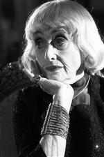 Vera Gebuhr spiller så meget dobbelttydigt liv ind i sin spinkle gamle dame, Asta Nielsen, at man faktisk bliver opslugt af hendes sitrende intense kamp for at holde på sine hårdt tilkæmpede hemmeligheder. - Foto: SF- 