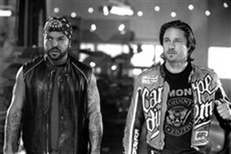 Sød fyr. Martin Henderson, til højre (Søren Kragh-Jacobsens 'Skagerrak') er bare en sød fyr, fejlanbragt i en film om hårde drenge. - Foto: Sandrew/Metronome 