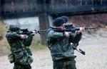 Soldater fra det jyske Dragonregiment gjorde i går klar til at flyve til Kosova. Af de 96 soldater på vej er de 77 infanterisoldater, 15 fra jægerkorpset og fire fra telegraftropperne. - Foto: Rasmus Baaner 